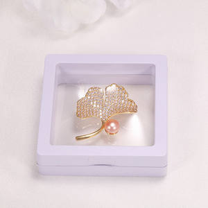 เข็มกลัดแฟชั่นผู้หญิงขายส่ง ทองแดงชุบทอง ประดับเพชรซิคอน รูปใบแอปริคอตและมุก พร้อมไข่มุกน้ำจืด - Product Image 3