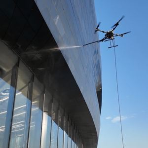 Dron de Limpieza Industrial Profesional JIUSI D15R para Limpieza de Ventanas, Paneles Solares y Fachadas en Altura - Product Image 1