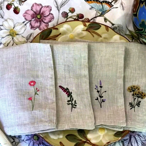 Serviette élégante de haute qualité 100% lin, faite à la main, style carré classique, belle broderie florale, accessoire personnalisable bio - Product Image 1