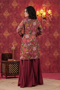 Ensemble Sharara en soie Chanderi légère avec embellissements floraux faits main, couleur bordeaux, pour tenues de mariage, excellent prix - Product Image 4
