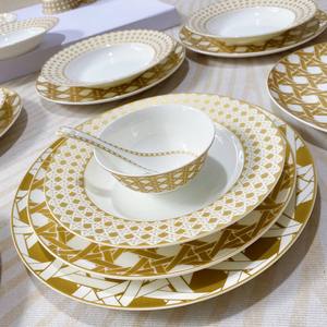 Service de table en porcelaine de style européen, 41 pièces, luxe, motif à carreaux dorés, assiettes à dessert en céramique en porcelaine fine à motif végétal - Product Image 3