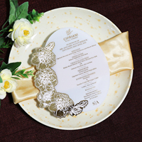 Elegante Tarjeta de menú con acrílico blanco personalizado y mezcla acrílica con patrón de espejo dorado para bodas y fiestas