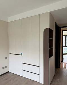 Armoire de chambre à coucher moderne avec tiroirs et étagères pour les chambres d'appartements - Product Image 1