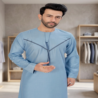 Qamis Homme Adulte en Polyester Bleu Clair, Col Classique, Manches Longues, Détails Brodés, Infroissable, pour Usage Quotidien Décontracté, Longueur Ras du Sol, Coupe Classique