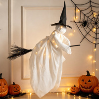 Ornement de sorcière volante suspendue de haute qualité pour Halloween avec lumière LED, cape, poupée sorcière et balai suspendu pour la décoration de maison hantée