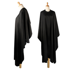 Venta al por mayor negro impermeable delantal salón peluquero poliéster capa silicona escote diseño capas corte de pelo peluquería - Product Image 2