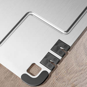 تصميم 2026 الجديد لوح تقطيع مستطيل من الستانلس ستيل والتيتانيوم مع ميزاب للعصير ومبراة سكاكين وألواح فرم مانعة للانزلاق - Product Image 4