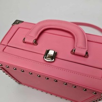 Sac bandoulière quotidien en cuir PU durable avec deux sangles, imperméable, broderie, bouton, logo personnalisé - Vente directe usine, faible MOQ