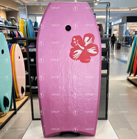 Planche de surf rose pour la plage, adaptée aux débutants