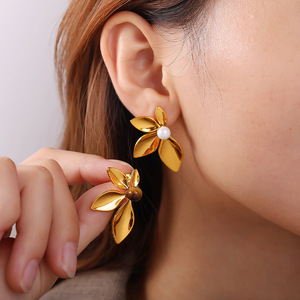 Boucles d'oreilles clous en forme de fleur avec perles, plaqué or 18 carats, acier inoxydable, bijoux pour femmes, à porter au quotidien - Product Image 4