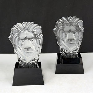 Trophée en cristal sur mesure avec base noire, motif <span class=keywords><strong>lion</strong></span> et iceberg - Product Image 2