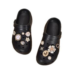 Sabots blancs pour femmes avec perles et strass, semelle épaisse, sandales respirantes en EVA, bout fermé, pantoufles d'été - Product Image 4