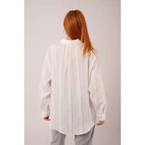 Camisa Blanca para Mujer con Cuello Alto y Detalle de Bolsillo a Rayas, Blusas y Camisas al por Mayor - Product Image 2