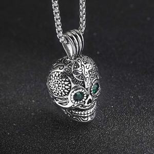 Collar con Colgante de Calavera de Acero Inoxidable con Cuentas Verdes para Hombre, Estilo Punk - Product Image 2