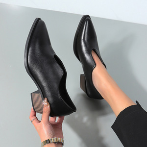 Pointed Toe Thick Heel Slip-on Women's Small Leather Shoes Autumn Arrival Plus Size British Style Retro Mid-heeled Flats - Product Image 2