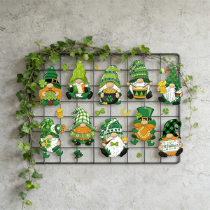 緑の格子縞模様の木製吊り下げレプラコーンオーナメント15個。お祭りのポーズをとっています。 ジュートロープを使用すると、聖パトリックの日に最適です。 - Product Image 4