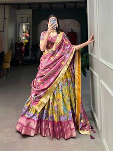 Kalamkari Dola Zijde <span class=keywords><strong>Half</strong></span> Sari Met Weefrand En Kwastjes Gestikte Lehenga Set - Product Image 2