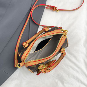 Sac à main Boston à motif géométrique tendance. Fabriqué en matériau PU de haute qualité. Convient à un usage quotidien.21 - Product Image 2