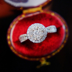 Anello di fidanzamento rotondo con zirconi per donna, elegante gioiello da dito alla moda - Product Image 1