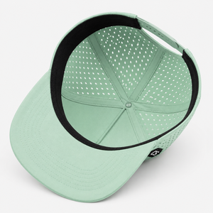 Casquette de golf réglable OEM ODM avec trous découpés au laser, logo personnalisé en PVC, casquette snapback perforée imperméable - Product Image 4