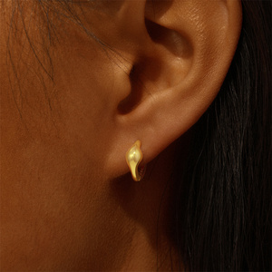 Pendientes de Aro con Forma de Corazón en Plata de Ley S925, Diseño Clásico Geométrico, Cónicos y Lisos - Product Image 2