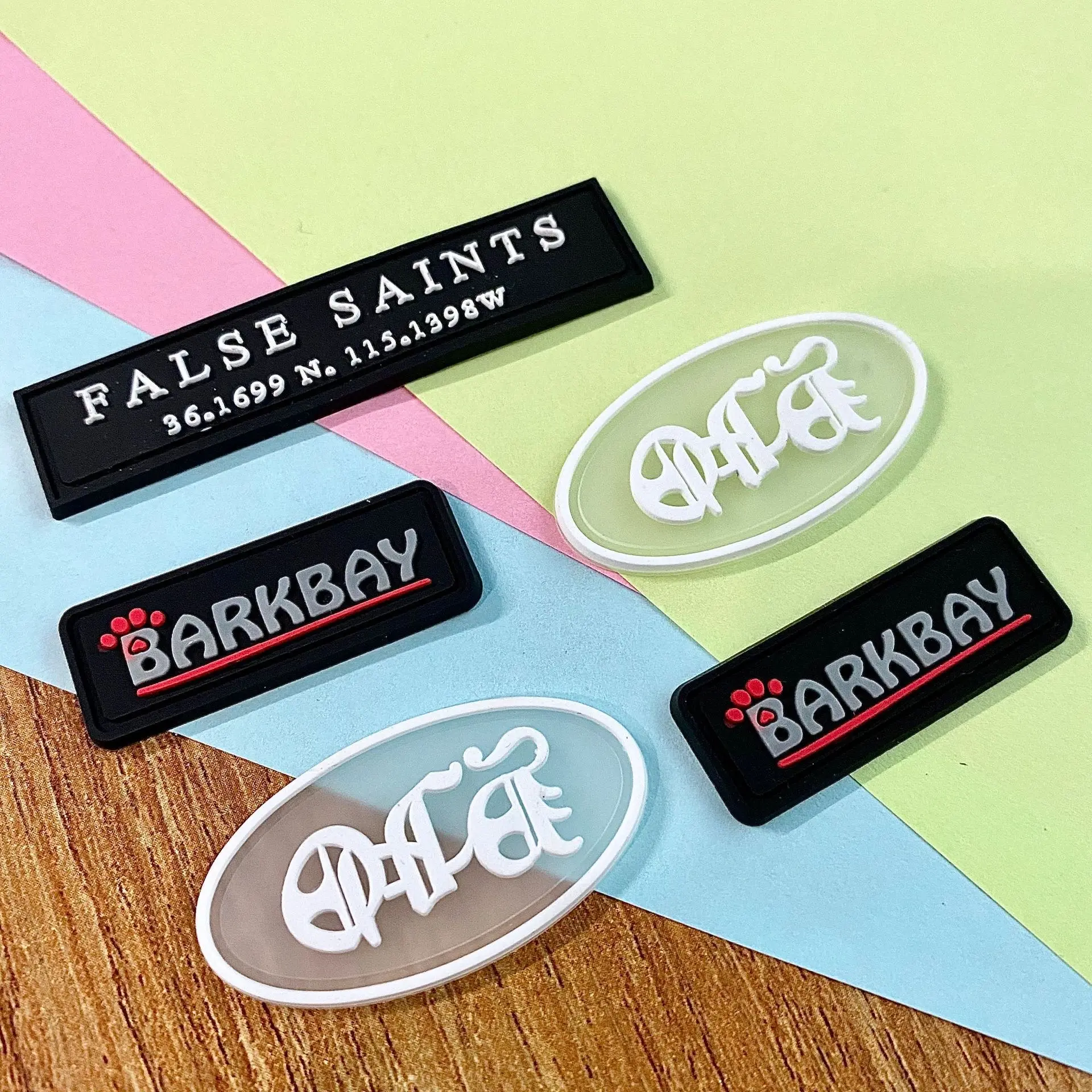 Tùy Chỉnh Logo Mềm Ba Lô Hat May 3D Cao Su Patches Nhà Sản Xuất DIY Embossed Silicone Nhãn Sắt Trên Quần Áo Pvc Patches