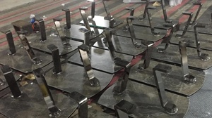 <span class=keywords><strong>Table</strong></span> <span class=keywords><strong>basse</strong></span> noire mobile en acier nickle, base en <span class=keywords><strong>céramique</strong></span> avec <span class=keywords><strong>plateau</strong></span> rotatif en verre - Product Image 5