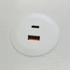 白色美国型圆形USB充电端口，带18W usb-c快速充电电源插座，安装在床头桌沙发上