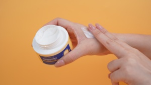 La Mejor Crema Facial Vegana Antienvejecimiento con Centella Asiática para Piel Seca con Beneficios de Piel Radiante y Blanqueamiento - Product Image 4