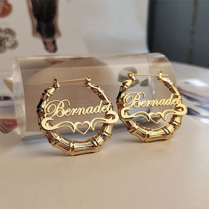 Vente en gros de boucles d'oreilles créoles en acier inoxydable 316L plaqué or 14k 18k, personnalisables avec nom, style bambou exagéré, pour femmes - Product Image 2