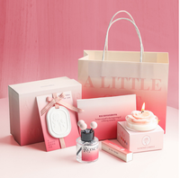 Coffret Cadeau Parfumé Dégradé Rose A Little Gift 3-en-1 : Diffuseur à Bâtonnets, Bougie Parfumée Fleur de Rose, Pierre Aromatique Gaufrée – Romantique
