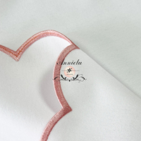 ANNIELU Serviettes Blanches avec Bordure Festonnée Rose, Toucher Coton Doux, Polyester Filé, Réutilisables, Anti-Plis, pour Mariages et Banquets
