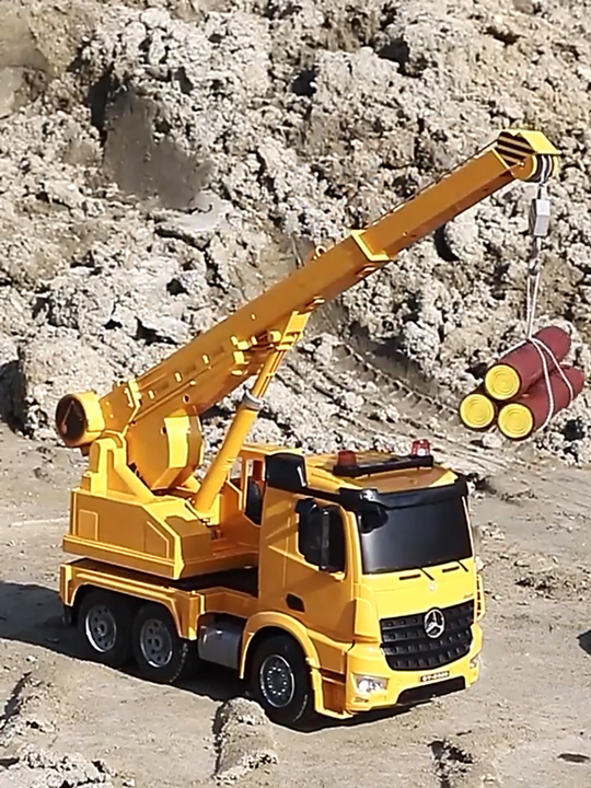 Double E 1/20 Scale RC Crane Truck Toy - 10 Channels