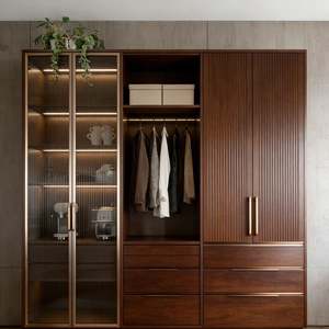 Armoire de luxe italienne personnalisée Balom avec panneaux en bois gris grainé, cadre en or champagne et vitrine en verre - Product Image 4