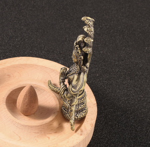 Artefact en laiton népalais fabriqué à la main: Figurine de bodhisattva de dragon doré pour l'affichage à la maison - Product Image 6