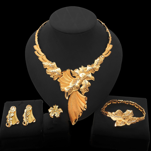 <span class=keywords><strong>Parure</strong></span> de <span class=keywords><strong>bijoux</strong></span> de luxe 4 pièces en feuille d'<span class=keywords><strong>or</strong></span> avec accent cristal, collier en Y floral et accessoires assortis, ensemble tendance pour mariée et usage quotidien - Product Image 6