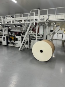 Papier cartonné enduit d'un seul PE de qualité alimentaire, imperméable, en rouleau, pour gobelets jetables pour boissons froides et jus - Product Image 6