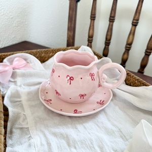 Set Cangkir dan Tatakan Kopi Keramik Buatan Tangan Grosir Pabrik Baru, Set Mug Bulat Lucu dengan Desain Pita, Cangkir Girly - Product Image 2