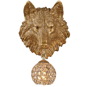 Country Retro Wall Light Bar Cafe Golden Wolf Head Hold Lantern Inn Resina Decorado Tema Restaurante Wolf Lámpara de pared - Product Image 1