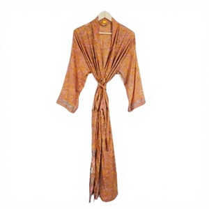 Kimono de Seda Estilo Boho para Mujer, Túnica Amarilla India, con Características Térmicas, Perfecto para Vacaciones, Ropa de Dormir, Diseño Floral, Elegante, Cuello en V - Product Image 1