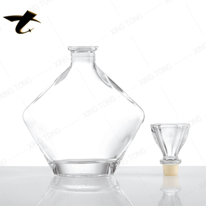 Nouvelle conception en promotion : Bouteille de vin plate vide en verre flint 500 ml pour Vodka, Brandy, Rhum, Tequila avec bouchon en liège et sérigraphie - Product Image 4