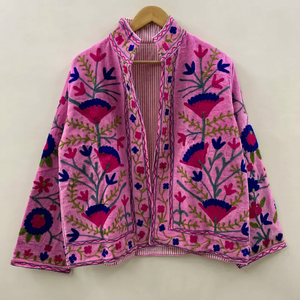 Veste brodée Suzani en velours rose faite à la main pour femme, style traditionnel Rajasthani, travail floral au fil, ouverte sur le devant, pour l'hiver - Product Image 1