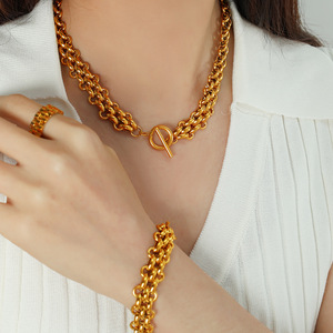 Elegante Conjunto de Joyería de Acero Inoxidable Chapado en Oro de 18K: Pulsera y Collar de Cadena Cubana Gruesa con Cierre OT - Product Image 2