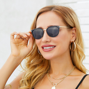 Gafas de Sol Retro Unisex con Protección UV400, Lentes Polarizadas de PC, Montura Negra C2, Dorado Té C3, Gris Dorado, para Conducir, Pescar, Viajar, Moda - Product Image 2