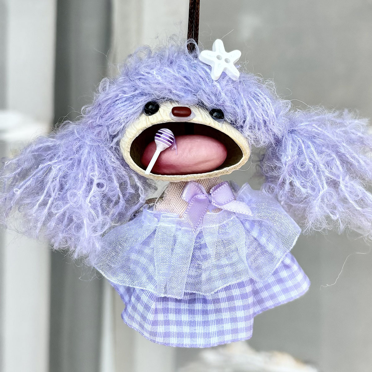 Poupée aux cheveux violets