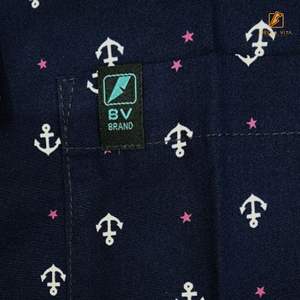 Uniforme de Ropa Veterinaria para Médicos y Enfermeras, Top Médico con Cuello en V, Azul Marino, Diseño de Ancla Serigrafiada, Unisex - Product Image 2