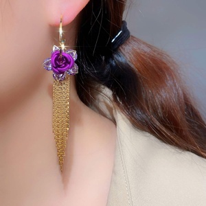 Boucles d'oreilles pendantes mi-longues à pompons, motif fleur de rose, style européen et américain haut de gamme, plaqué or, élégantes et polyvalentes, pour un look luxueux et raffiné. - Product Image 1