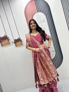Sari en soie pure, best-seller, avec élégante broderie Zari, idéal pour les mariages et les occasions traditionnelles, disponible à la vente. - Product Image 2