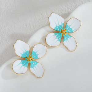 Pendientes de botón de flor esmaltados de colores para mujer |   Acero Inoxidable Chapado en Oro PVD de 18K |   Joyería Floral Hipoalergénica Resistente al Agua - Product Image 5