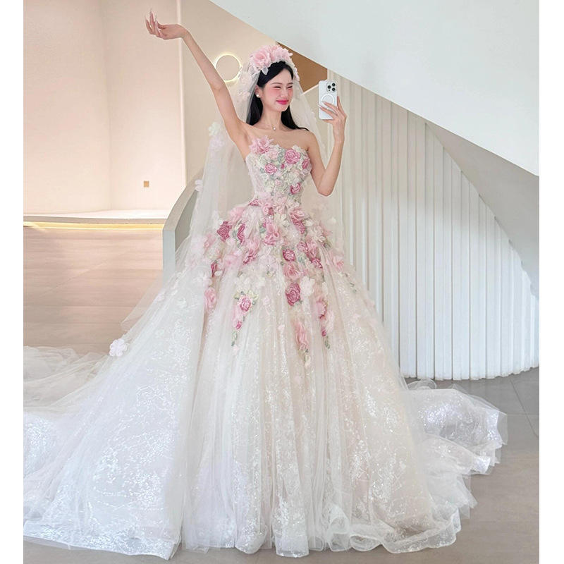 Estilo floral 3D con cola (incluye velo y miriñaque).